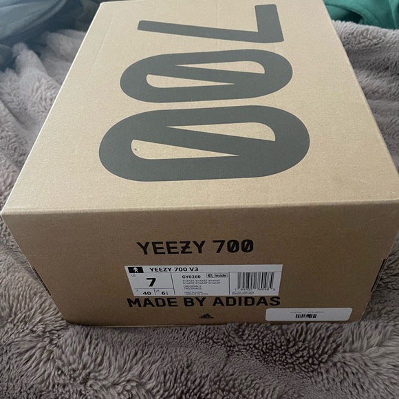 Yeezy 700 kyanites - Picture 2 of 6